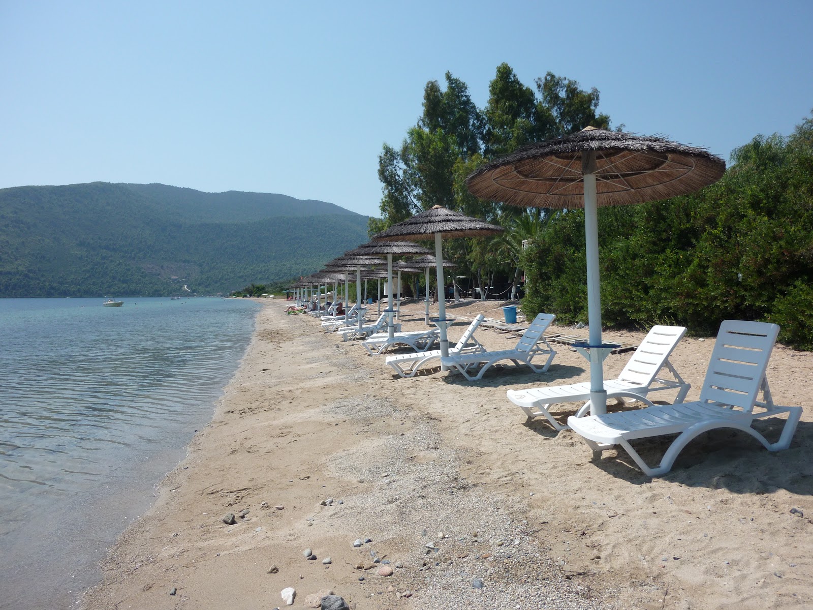 Foto von Rododafni beach mit brauner sand & felsen Oberfläche