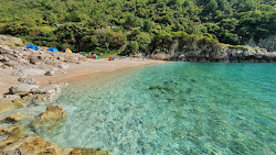 Gjiri i Brisanit'in fotoğrafı küçük koy ile birlikte