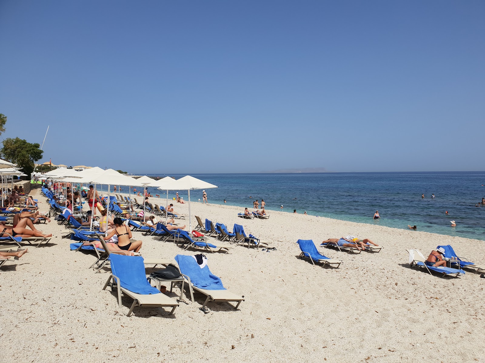 Foto di Paralia Anissaras con parzialmente pulito livello di pulizia