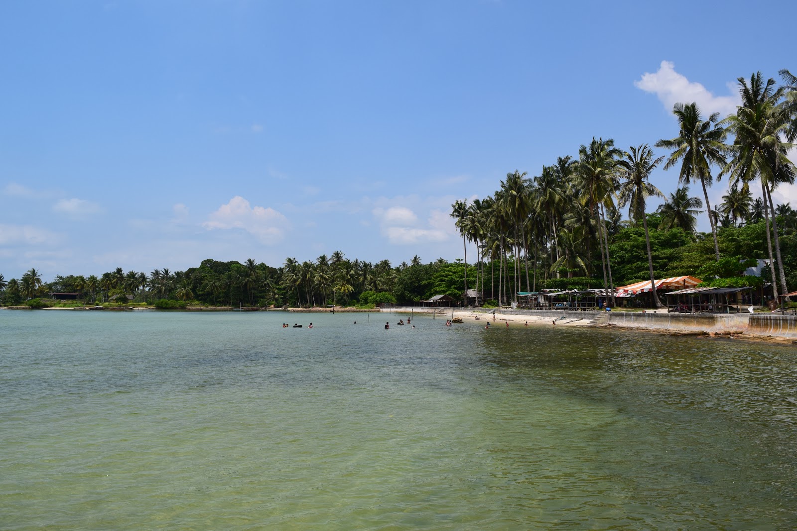 Zdjęcie Payung beach z powierzchnią turkusowa woda