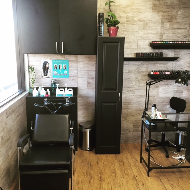Salon 18 Suites 92307