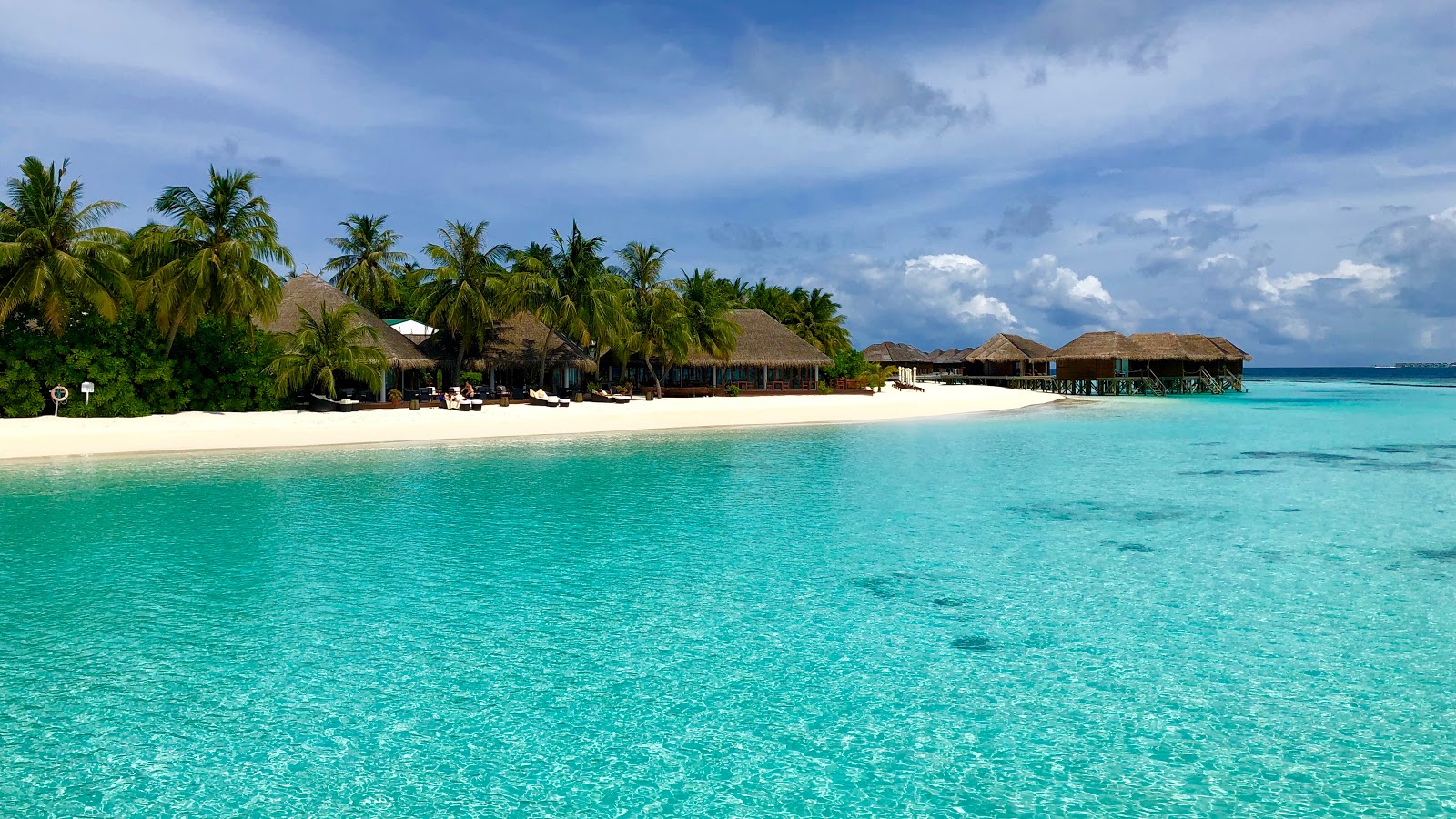 Foto van Nova Resort Maldives met wit zand oppervlakte