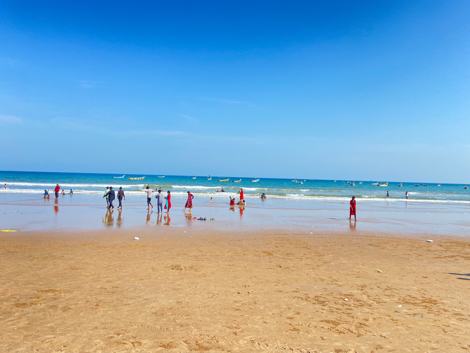 Foto di Chirala Beach con una superficie del sabbia beige