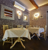 Atmosphère du Restaurant et Hôtel la Farigoule à Sainte-Cécile-les-Vignes - n°3