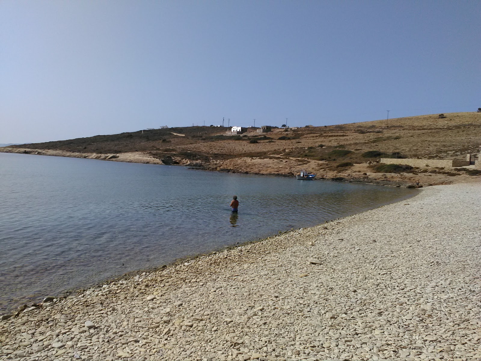 Hohlakora beach'in fotoğrafı uçurumlarla desteklenmiş