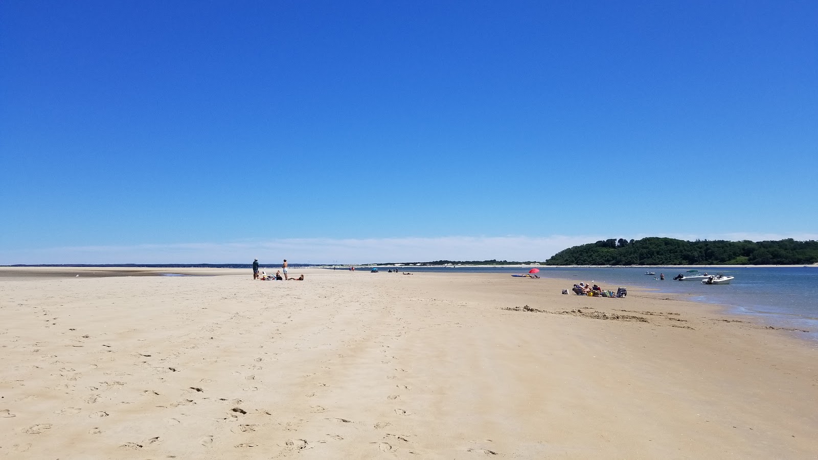 Foto von Sandy Point beach mit türkisfarbenes wasser Oberfläche