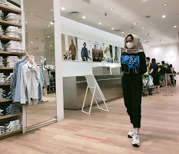 Uniqlo Paris Van Java photo
