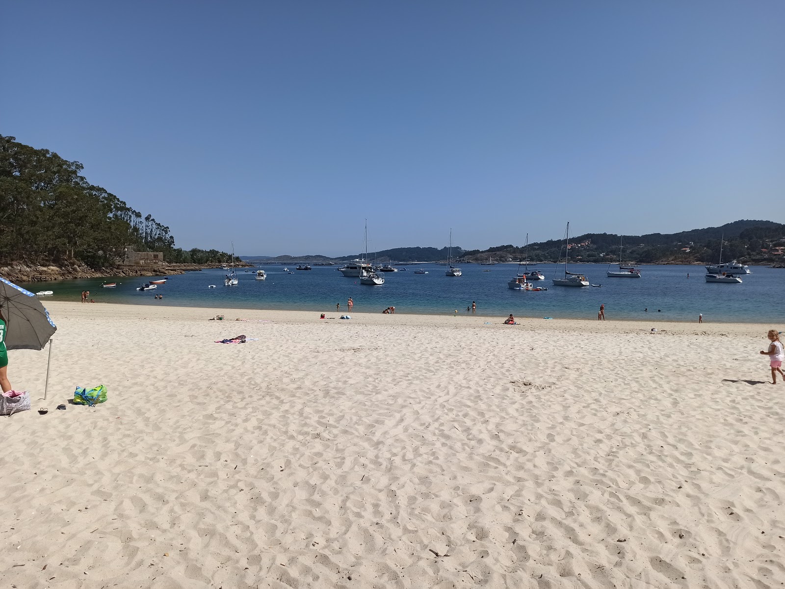Valokuva Praia Arnelesista. ja sen kaunis maisema