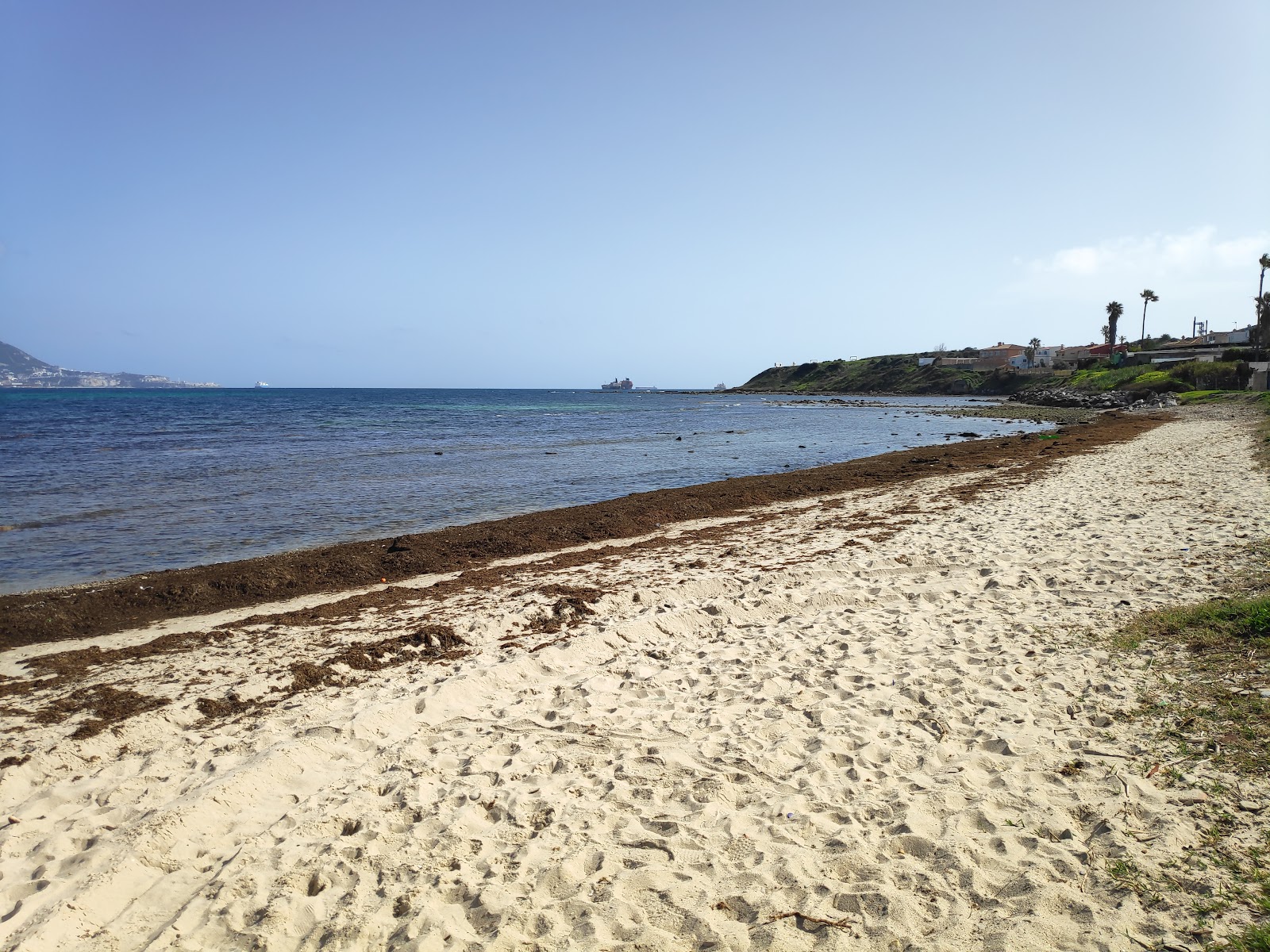 Foto de Playa de el Chinarral con agua cristalina superficie