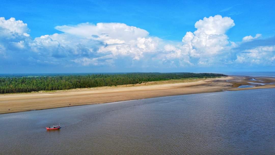 Foto von Boguran Jalpai Sea Beach mit beiger sand Oberfläche
