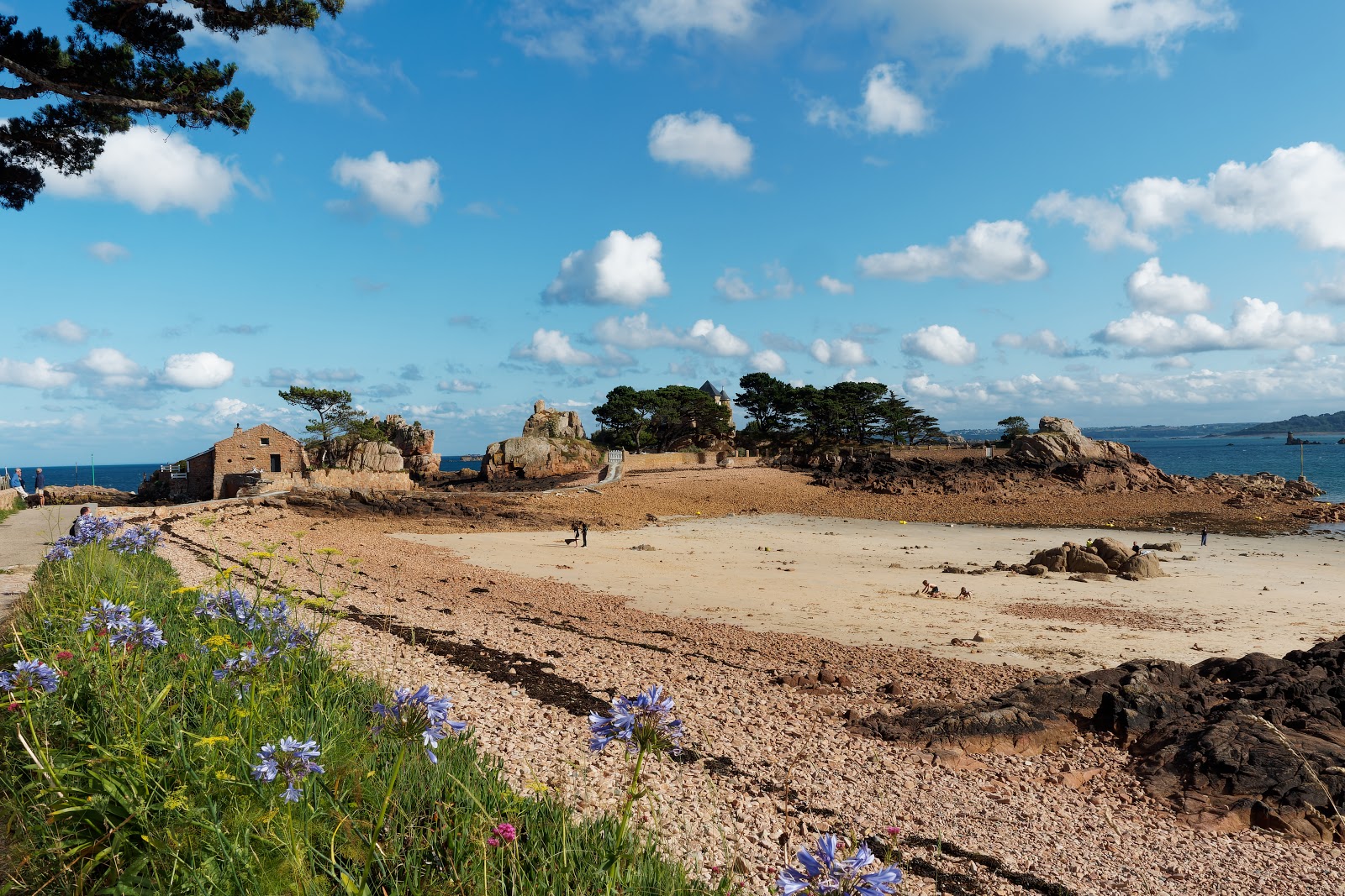 Foto von Plage Du Guerzido mit felsiges gelände Oberfläche
