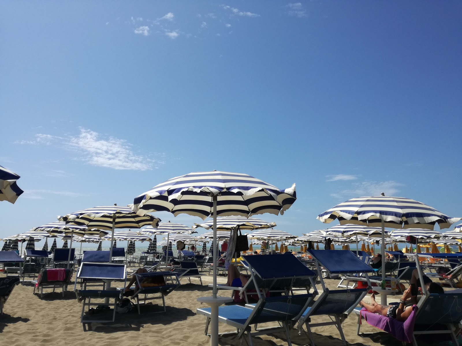 Spiaggia Marina di Grosseto'in fotoğrafı mavi sular yüzey ile