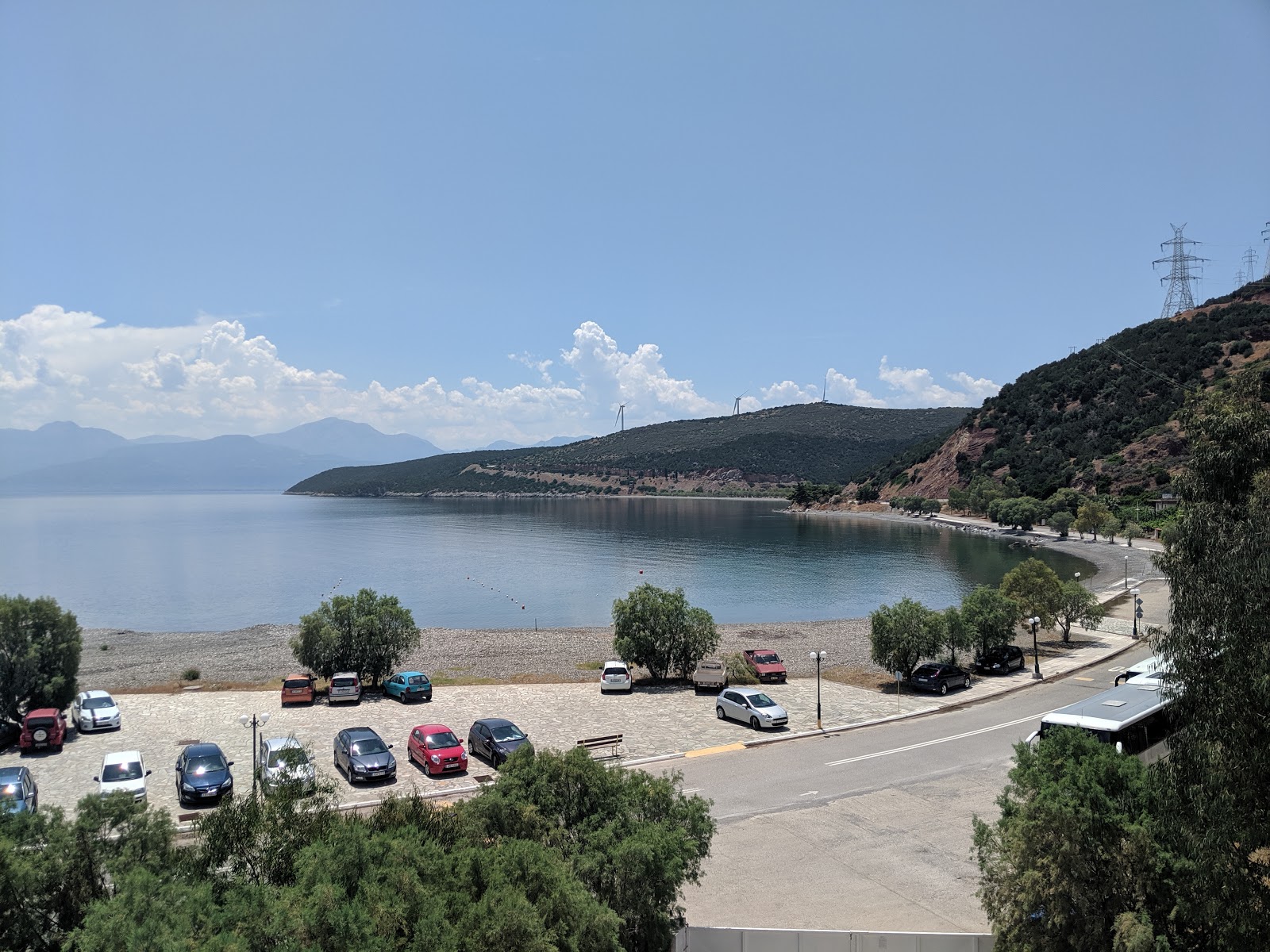 Fotografie cu Delphi beach cu o suprafață de apă verde deschis