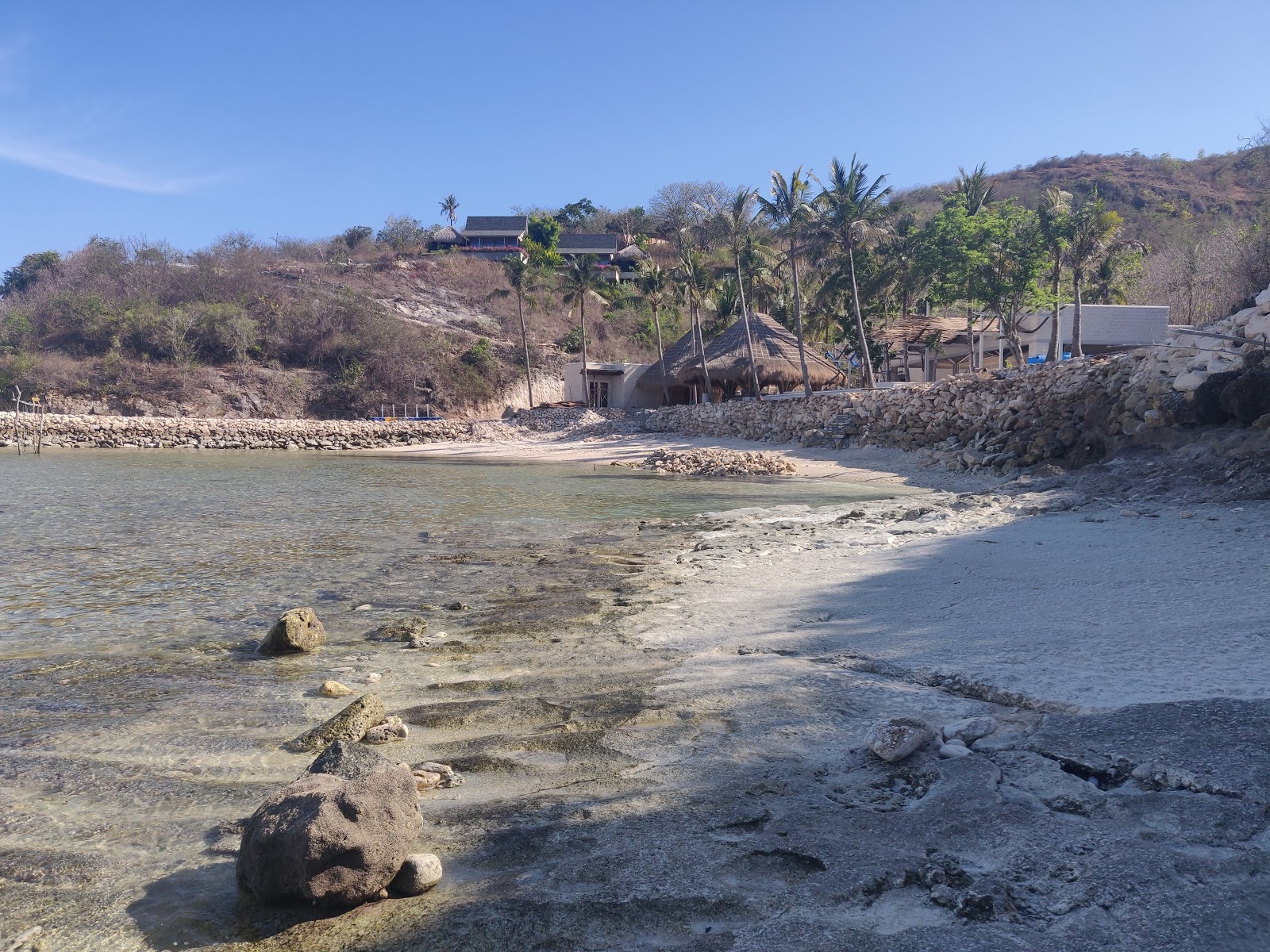 Foto di Penida secret beach con una superficie del sabbia luminosa e rocce