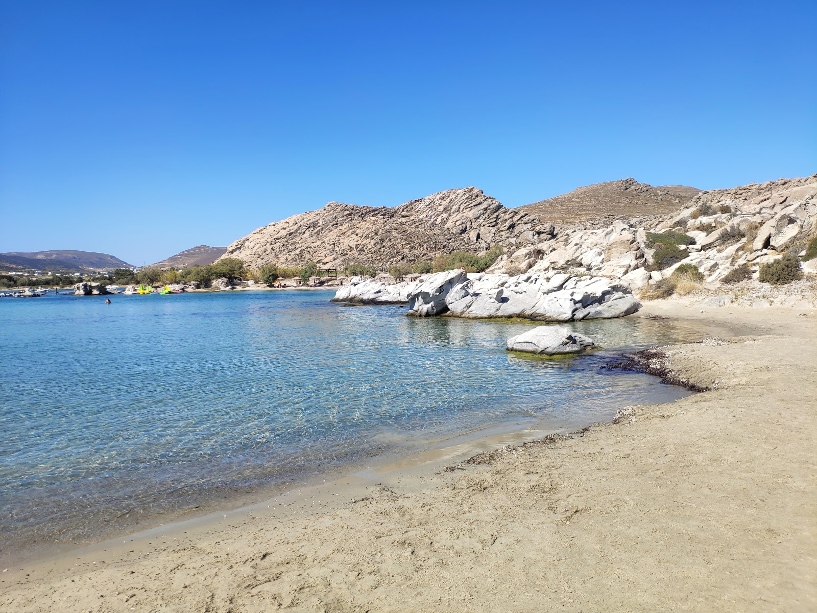 Photo de Plage de Kolympethres protégé par des falaises
