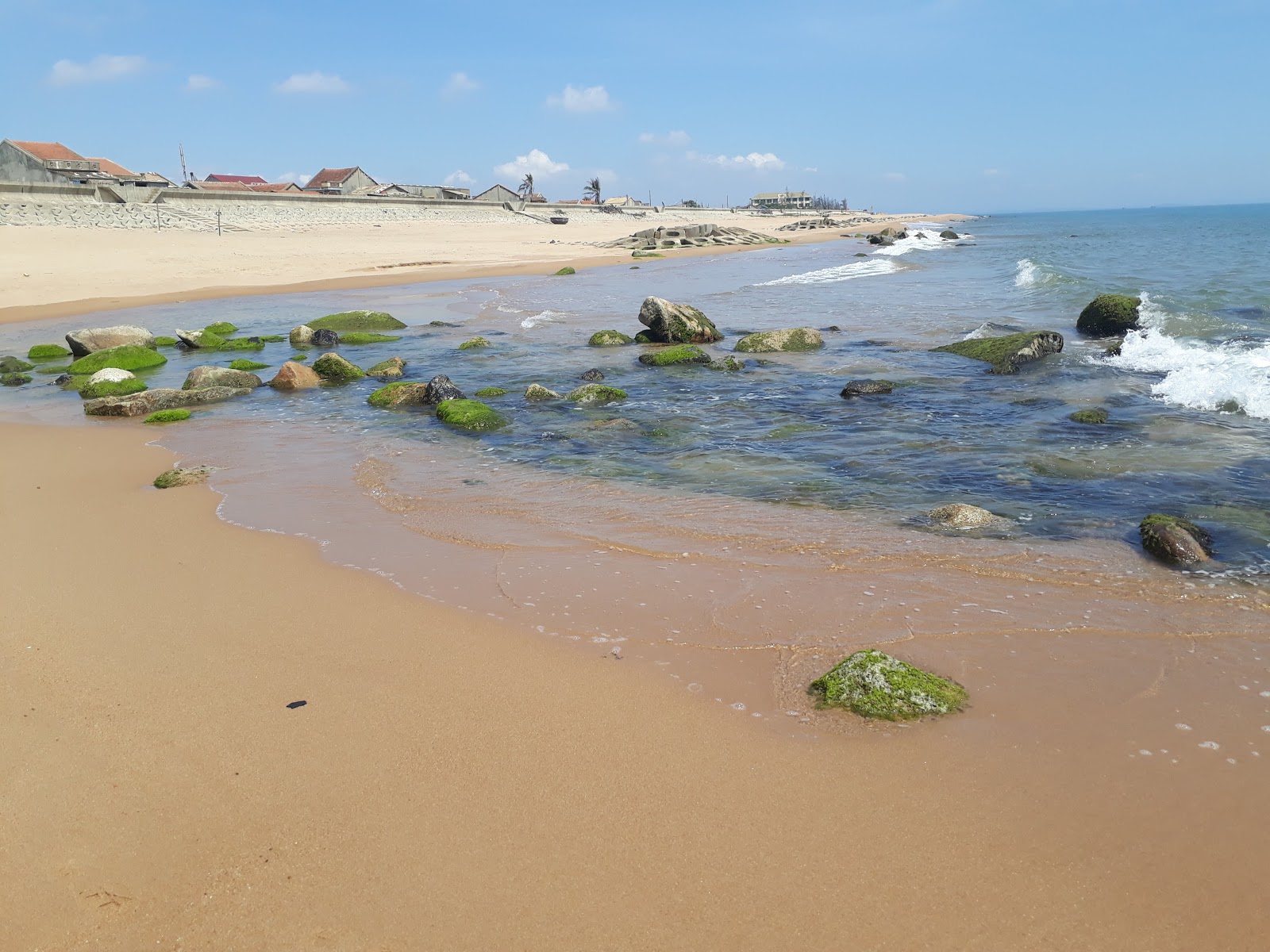Φωτογραφία του Xom Ro Beach με επίπεδο καθαριότητας εν μέρει καθαρό