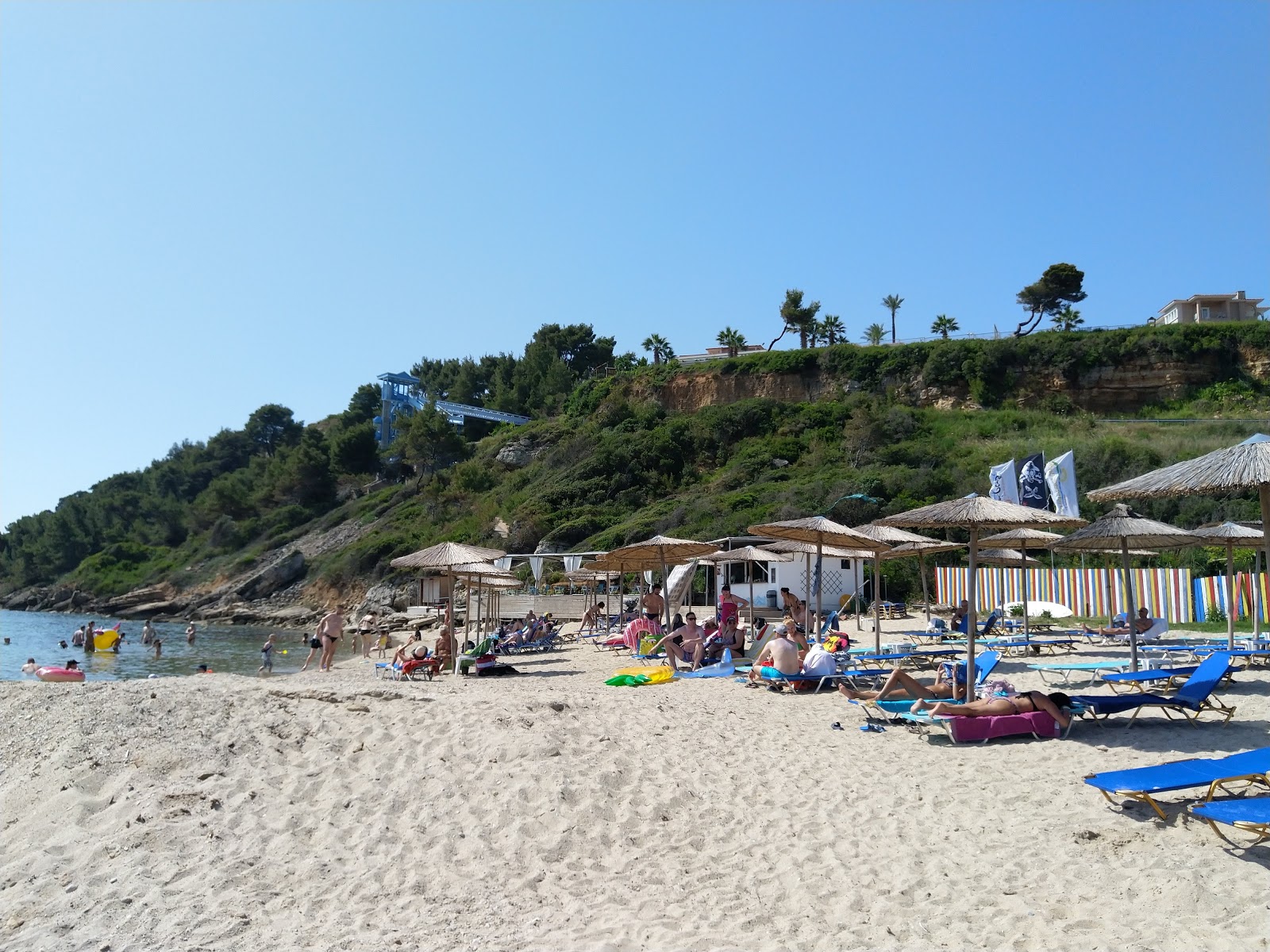 Plage Vothonas'in fotoğrafı uçurumlarla desteklenmiş