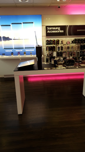 Cell Phone Store «T-Mobile», reviews and photos, 1606 N Dixie Hwy, Elizabethtown, KY 42701, USA