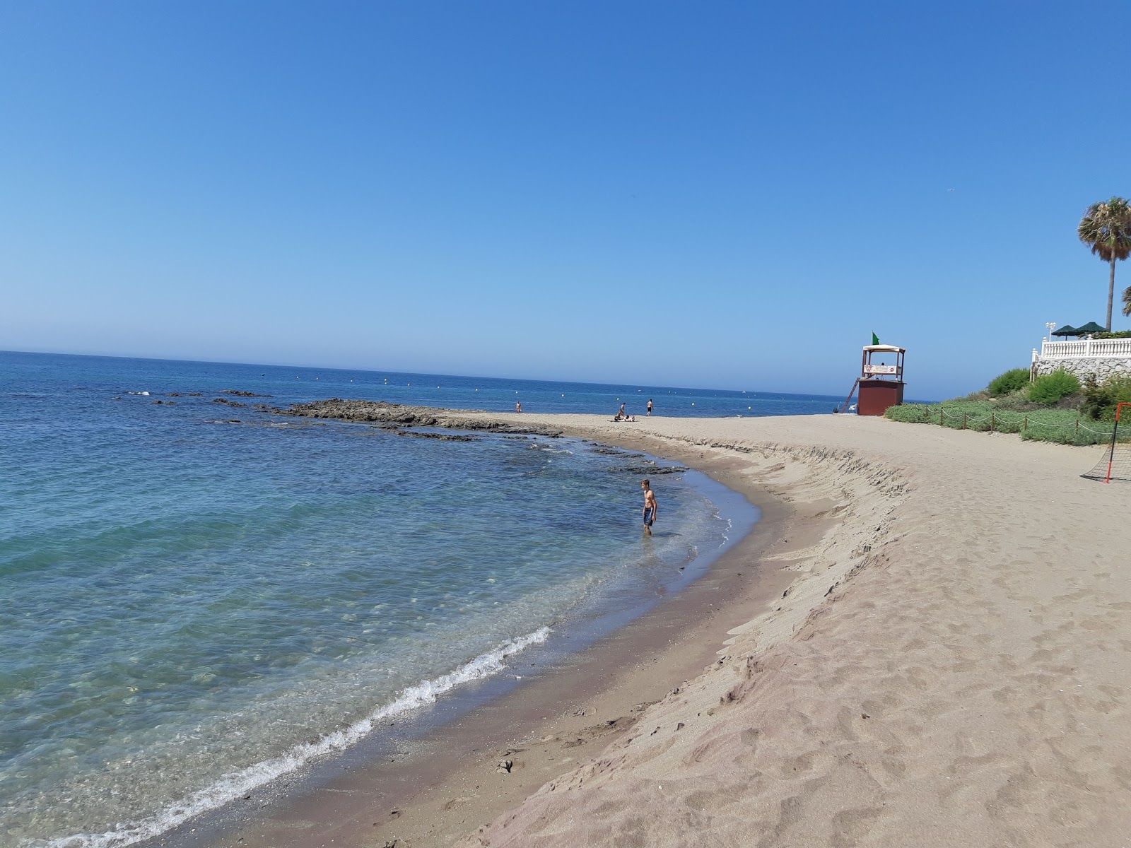 Foto di Playa del Chaparral con una superficie del sabbia grigia