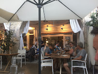 Atmosphère du Restaurant français Brasserie Glacier à Hauterives - n°1