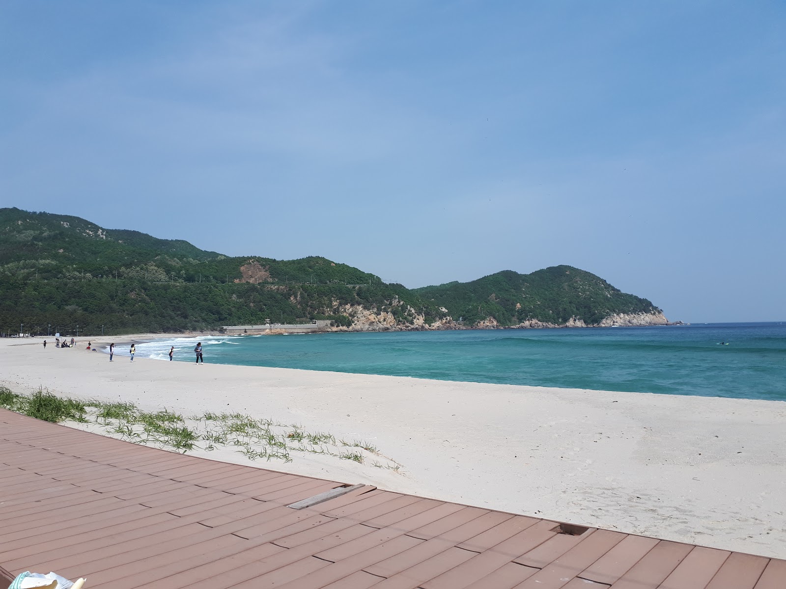 Valokuva Yonghwa Beachista. pinnalla turkoosi puhdas vesi:n kanssa