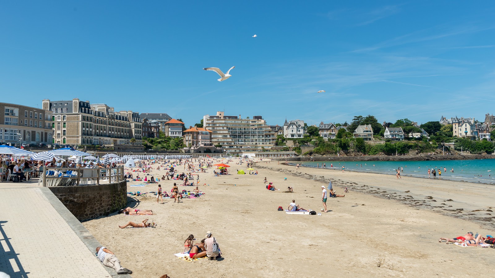 Photo de Plage de l'Ecluse avec sable lumineux de surface