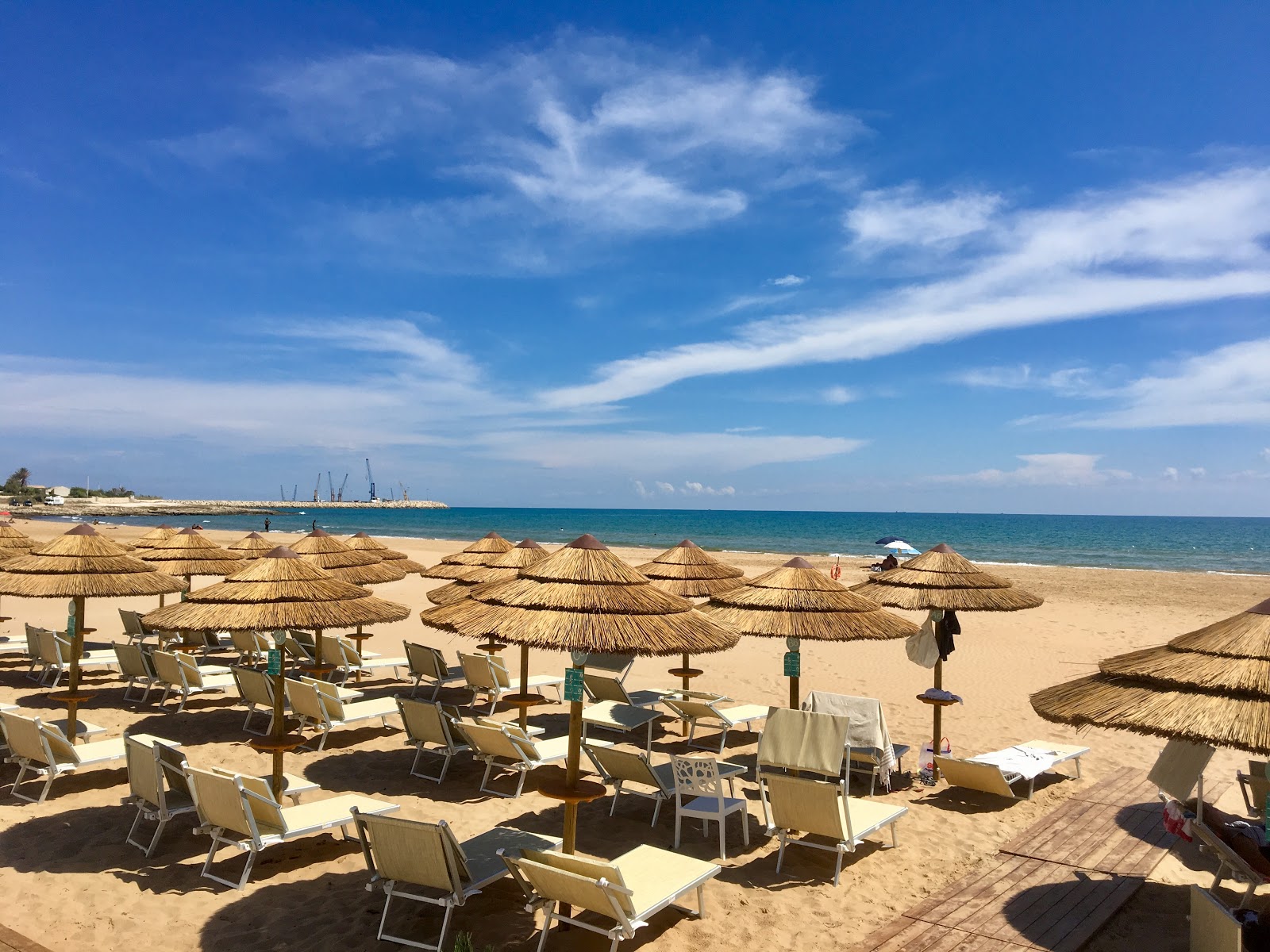 Fotografija Carizza Maganuco z svetel pesek površino