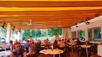 Atmosphère du Restaurant français La Guinguette à La Tour-du-Meix - n°8