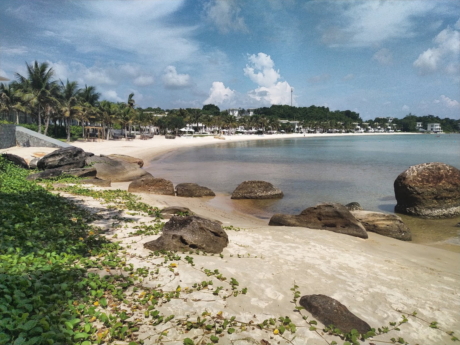 Foto af Ong Doi Beach bakket op af klipperne