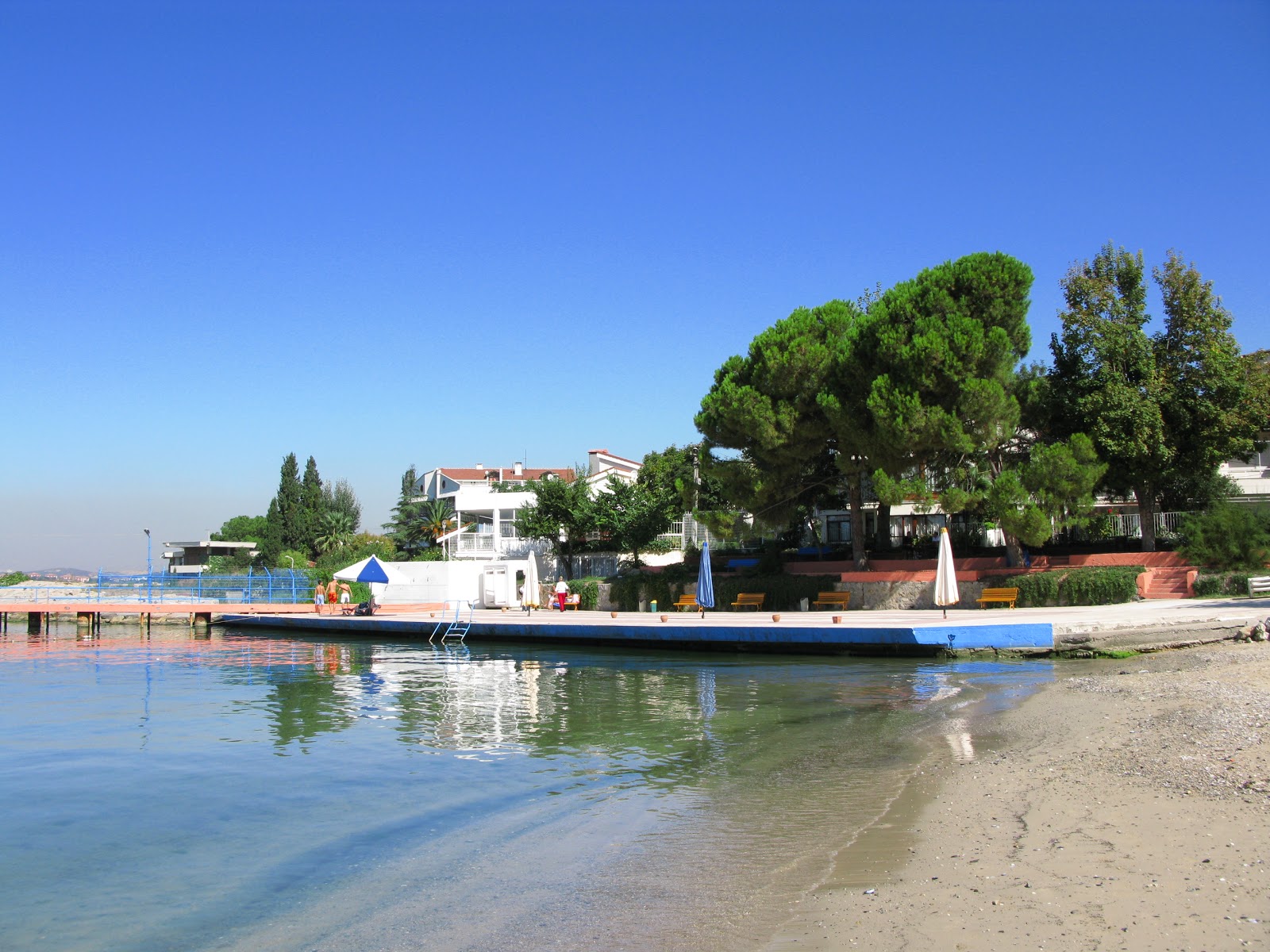 Foto von Bayramoglu Island Beach und die siedlung