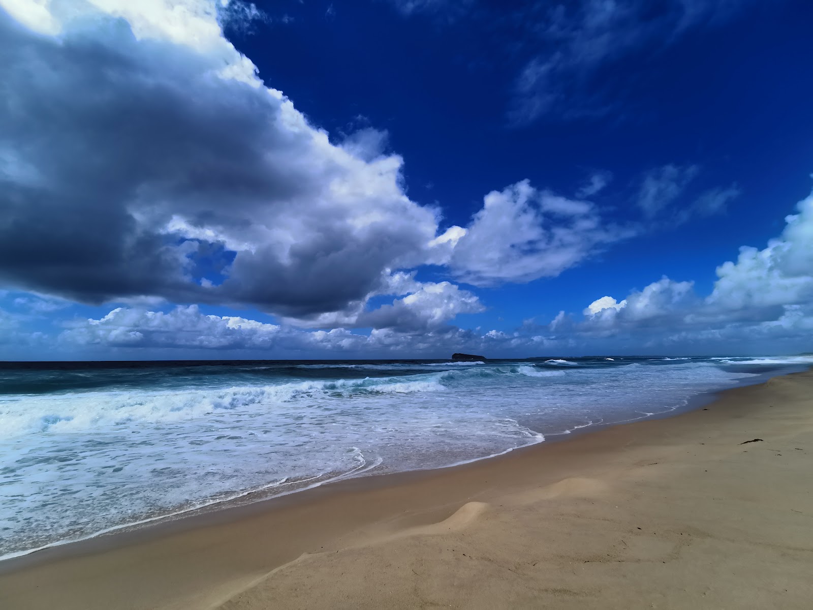 Foto van Red Ochre Beach met turquoise puur water oppervlakte