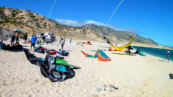 Photo de Playa Agua Caliente protégé par des falaises