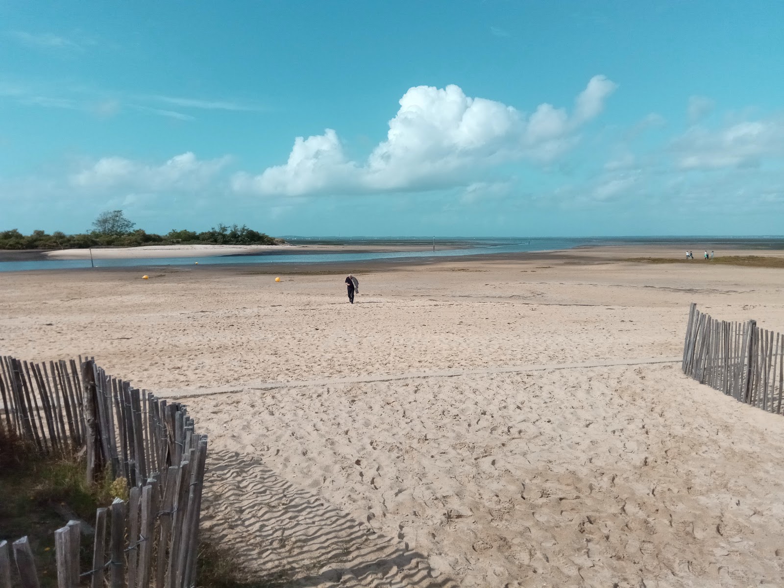 Photo de La Hume Beach avec un rivage spacieux