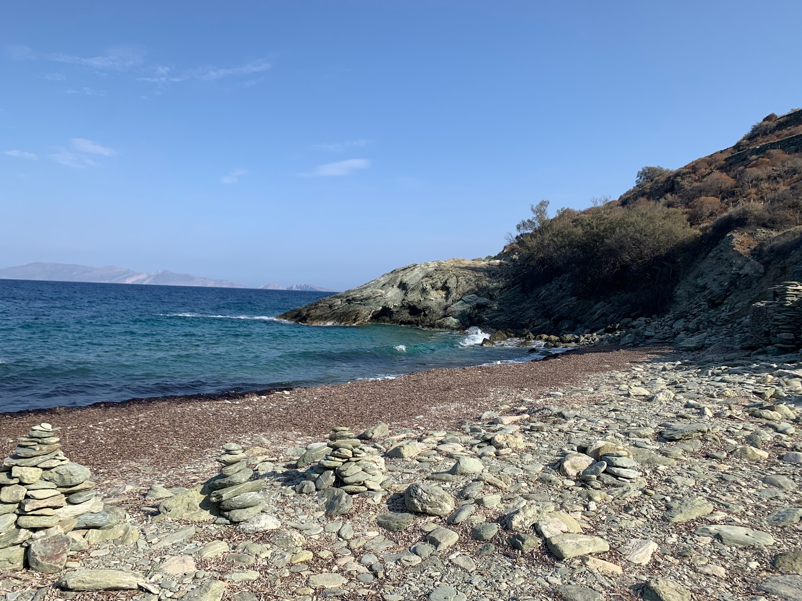 Φωτογραφία του Παραλία Σερφιώτικου περιτριγυρισμένο από βουνά