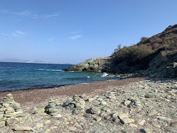 Φωτογραφία του Παραλία Σερφιώτικου περιτριγυρισμένο από βουνά