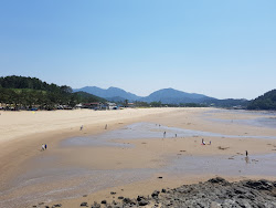 Fotografie cu Byeonsan Beach sprijinit de stânci