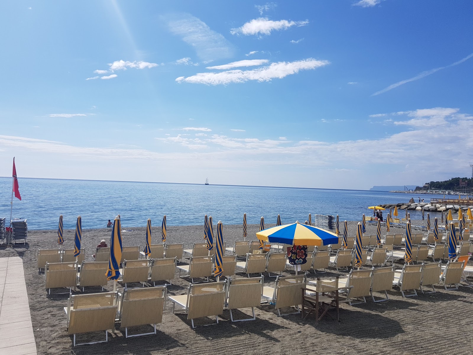 Photo de Spiaggia Santa Caterina protégé par des falaises