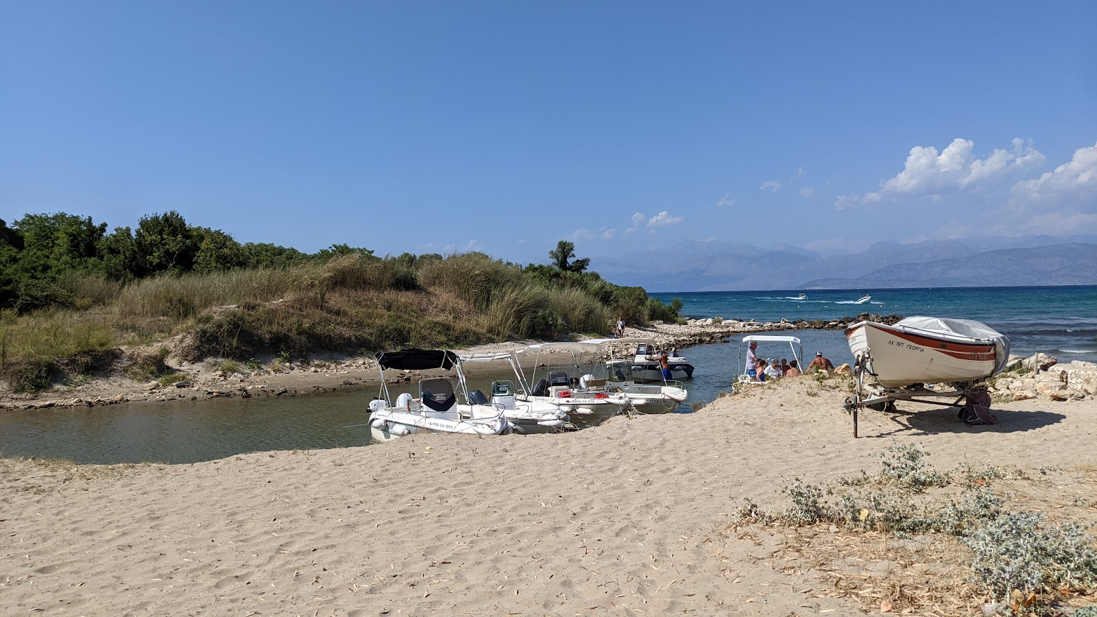 Fotografija Agios Spiridon z turkizna čista voda površino