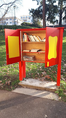 BOÎTE À LIVRES - BIBLIOTHÈQUE DE RUE - Devant la MJC à Évian-les-Bains