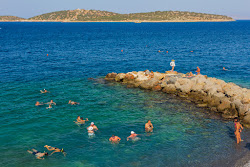 Koundouros coast'in fotoğrafı küçük koy ile birlikte