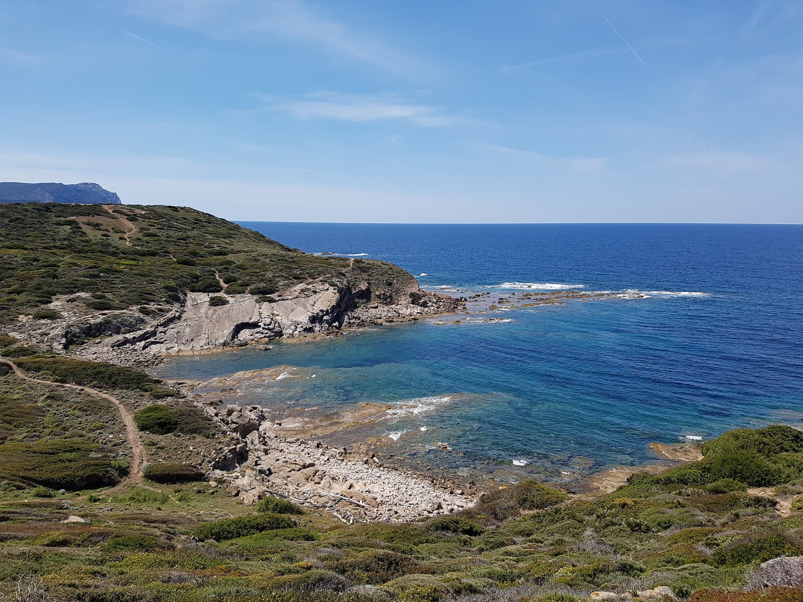 Valokuva Cala del Turcoista. pinnalla kivinen maasto:n kanssa
