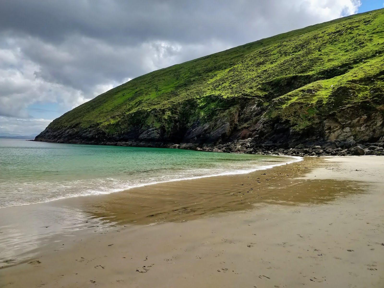 Foto van Keem Beach en zijn prachtige landschap