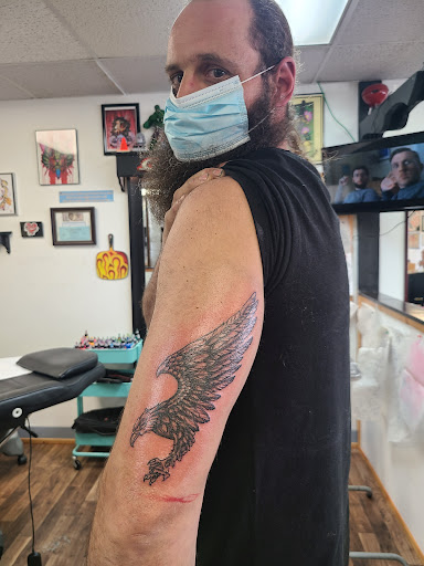 Tattoo Shop «Lawrence Tattoo Company», reviews and photos, 600 Lawrence Ave #2a, Lawrence, KS 66049, USA