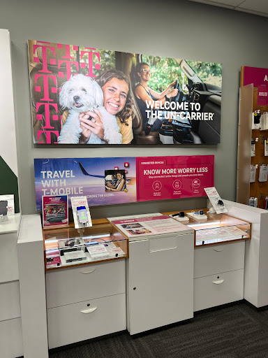 Cell Phone Store «T-Mobile», reviews and photos, 112 Eisenhower Pkwy #1037, Livingston, NJ 07039, USA