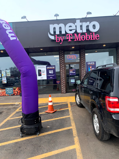 Cell Phone Store «MetroPCS Authorized Dealer», reviews and photos, 2823 London Rd #7, Eau Claire, WI 54701, USA