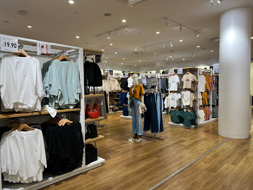 Clothing Store «Uniqlo Hillsdale», reviews and photos, 286 E Sailer Dr, San Mateo, CA 94403, USA
