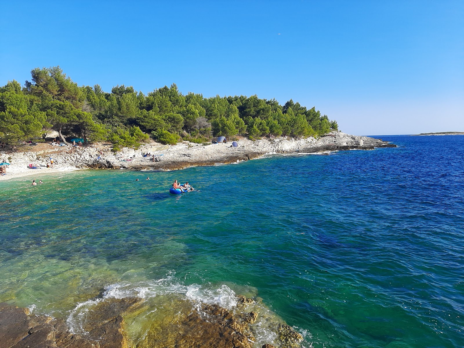 Foto von Njive beach umgeben von Bergen