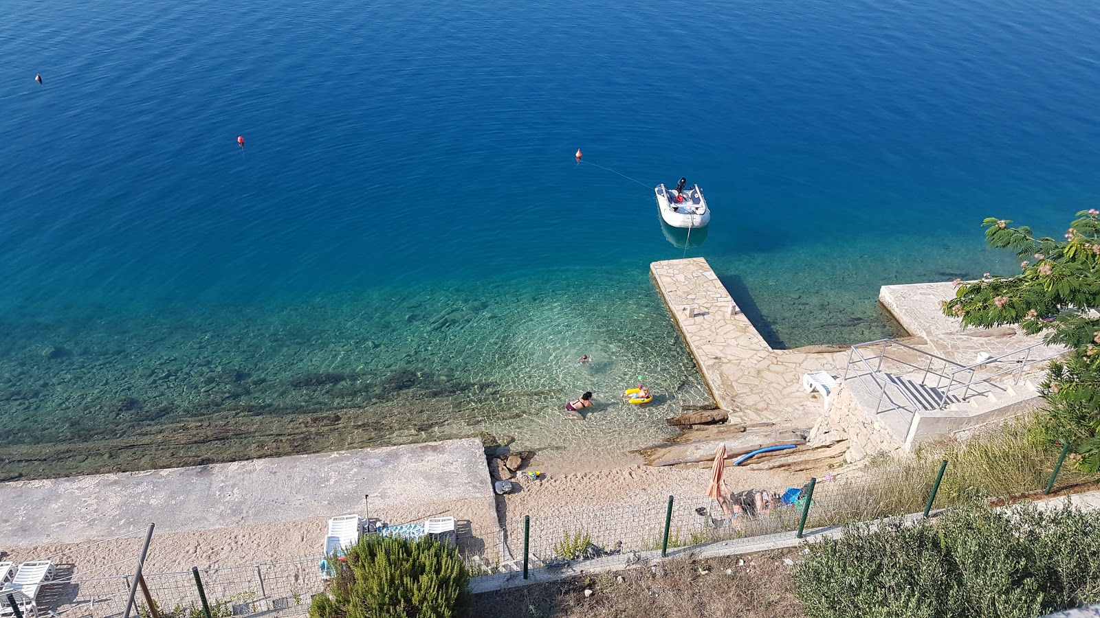 Foto van Krystian beach met turquoise puur water oppervlakte