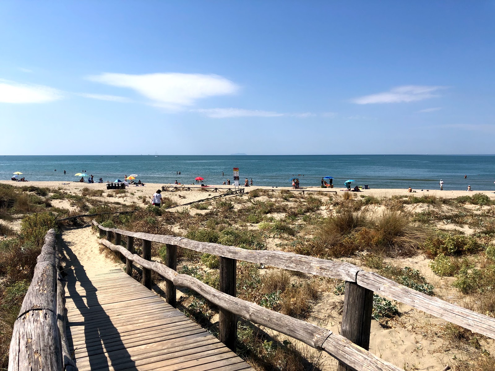Foto de Spiaggia Libera Tirrenia com areia fina e brilhante superfície