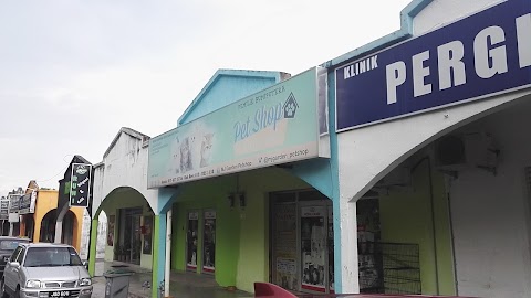 Kedai Aksesori Kereta Masjid Tanah - Di dalam kereta, fella dan nina ternyata tidak dapat menemukan tempat duduk yang kosong, sehingga keduanyapun memutuskan untuk berdiri sambil berpegang pada pegangan yang sengaja dibuat untuk penumpang yang tidak kebagian tempat duduk.